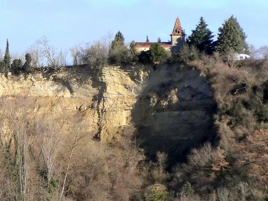 La falaise de Clermont-le-Fort vue d'en bas