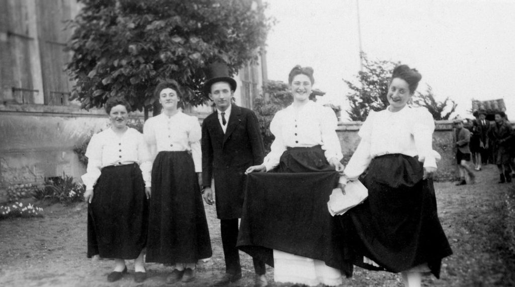 Clermont Le Fort 1945 Fête Animée Par L'institutrice Germaine Boué