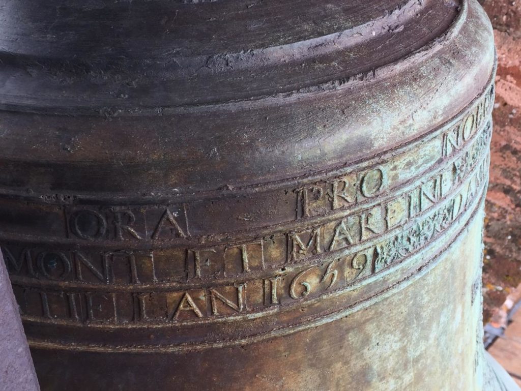 Détail d'une cloche avec des inscriptions gravées