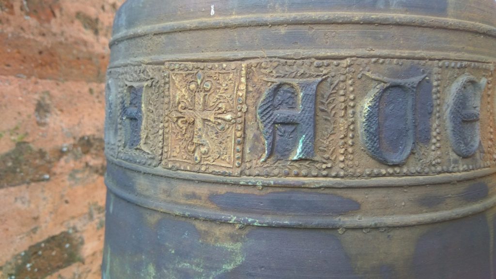 Détail d'une cloche avec des inscriptions gravées